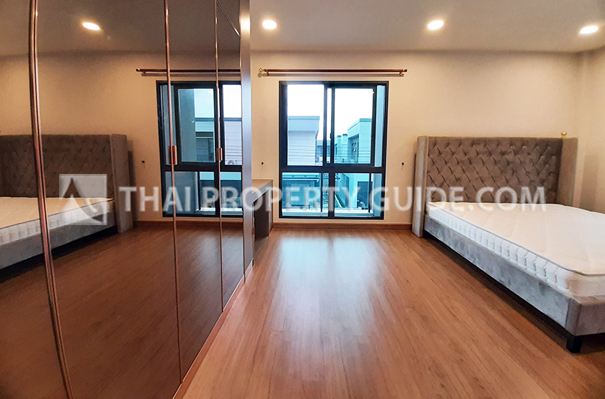 House with Shared Pool in Bangnatrad 